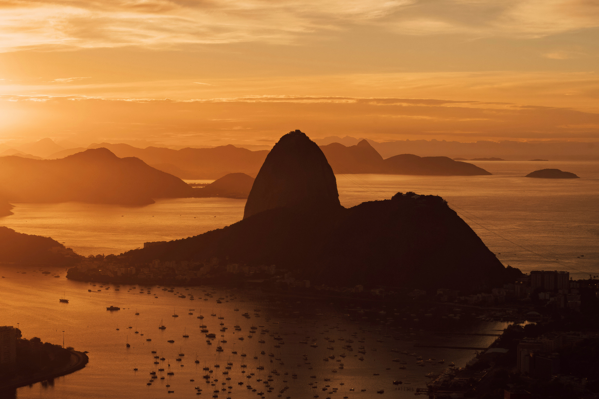 Pão de Açúcar e Baía de Guanabara ao pôr do sol no Rio de Janeiro